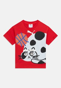 Κόκκινο παιδικό μπλουζάκι με καρτούν ασπρόμαυρη τριχωτή γάτα που φοράει κορδέλα, δίπλα σε πορτοκαλί μπάλα του μπάσκετ.