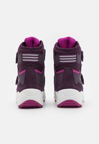 Sportliche Schuhe mit Klettverschluss in Dunkellila und Pink, ausgestattet mit einem strukturierten Obermaterial, einer weißen Zwischensohle und einer Gummisohle mit Rutschmustern.