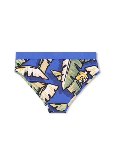 Maillots de bain avec une base bleue ornée de grandes feuilles de bananier vertes et d'un motif de tigre subtil, taille élastique et texture de tissu lisse.