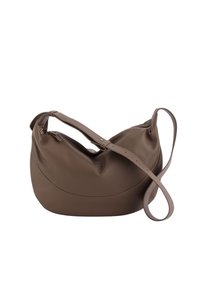 Bolso de cuero marrón con un acabado suave y texturizado. Presenta una forma curva y una correa larga y ajustable. Cierre de cremallera en la parte superior.