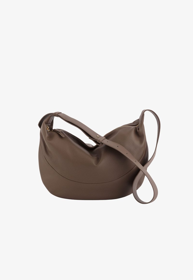 Bolso de cuero marrón con un acabado suave y texturizado. Presenta una forma curva y una correa larga y ajustable. Cierre de cremallera en la parte superior.