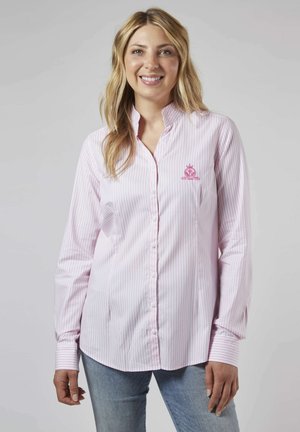 Chemise boutonnée rayée rose clair à manches longues, avec un col et un petit logo brodé sur la poitrine gauche. Tissu en coton.