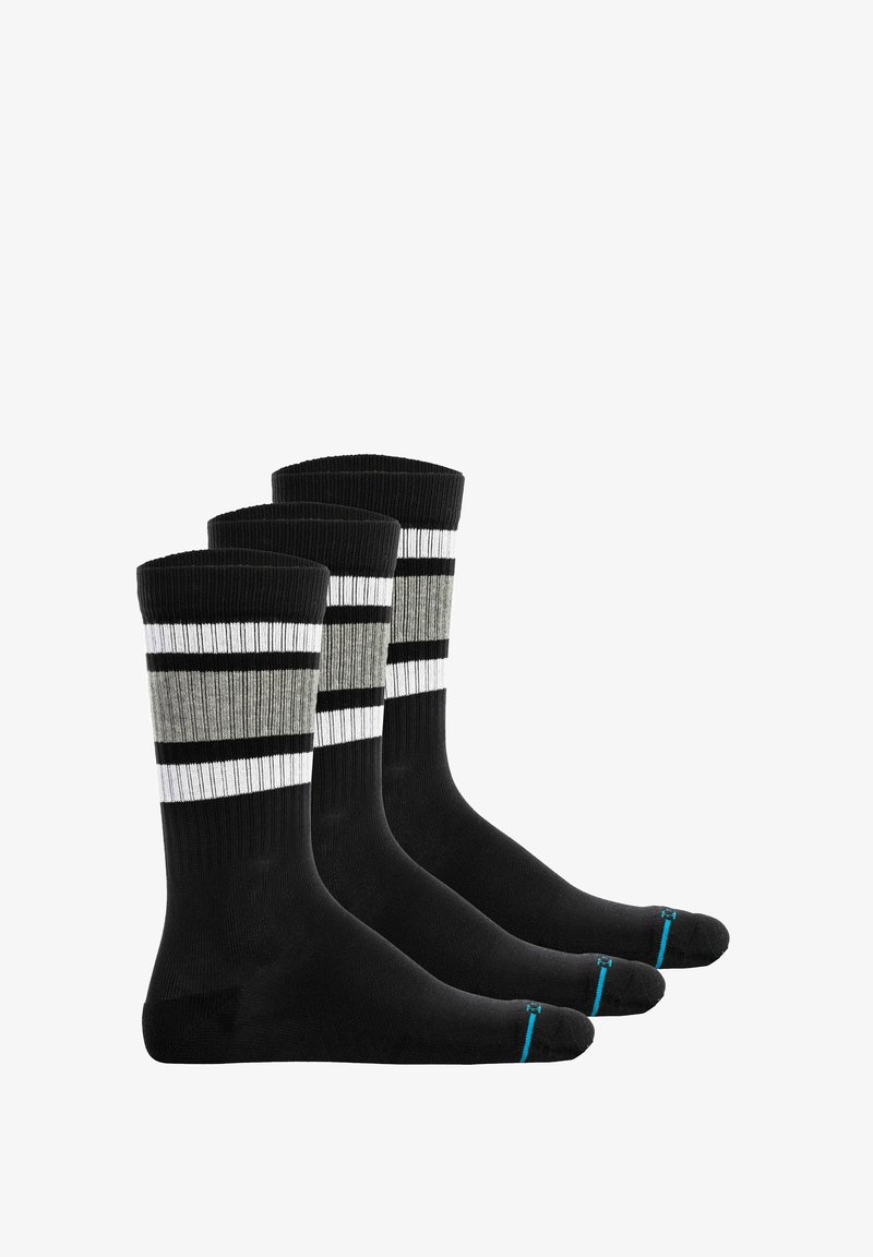 Sorte sokker med ribbet tekstur, der har to hvide og en grå vandrette striber øverst samt en blå accent på tåen. Tre par vist.