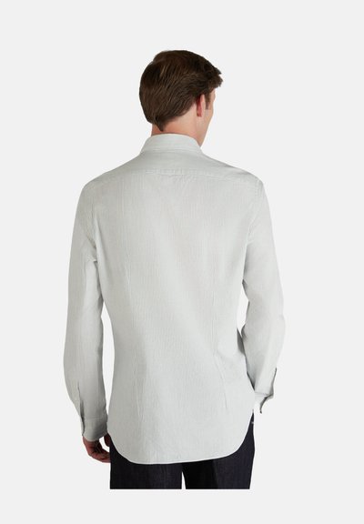 Camicia a maniche lunghe, azzurra con righe bianche, colletto button-down, orlo curvo, realizzata in cotone, presenta bottoni ai polsini e una texture morbida.