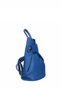 Blå läderryggsäck i väska-stil med texturerad yta, justerbara remmar och en framsnapparöppning, med en rundad bottenform.