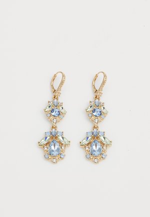 Boucles d'oreilles pendantes dorées présentant un agencement de pierres précieuses bleues et vertes de différentes formes, rehaussé de petites pierres transparentes.