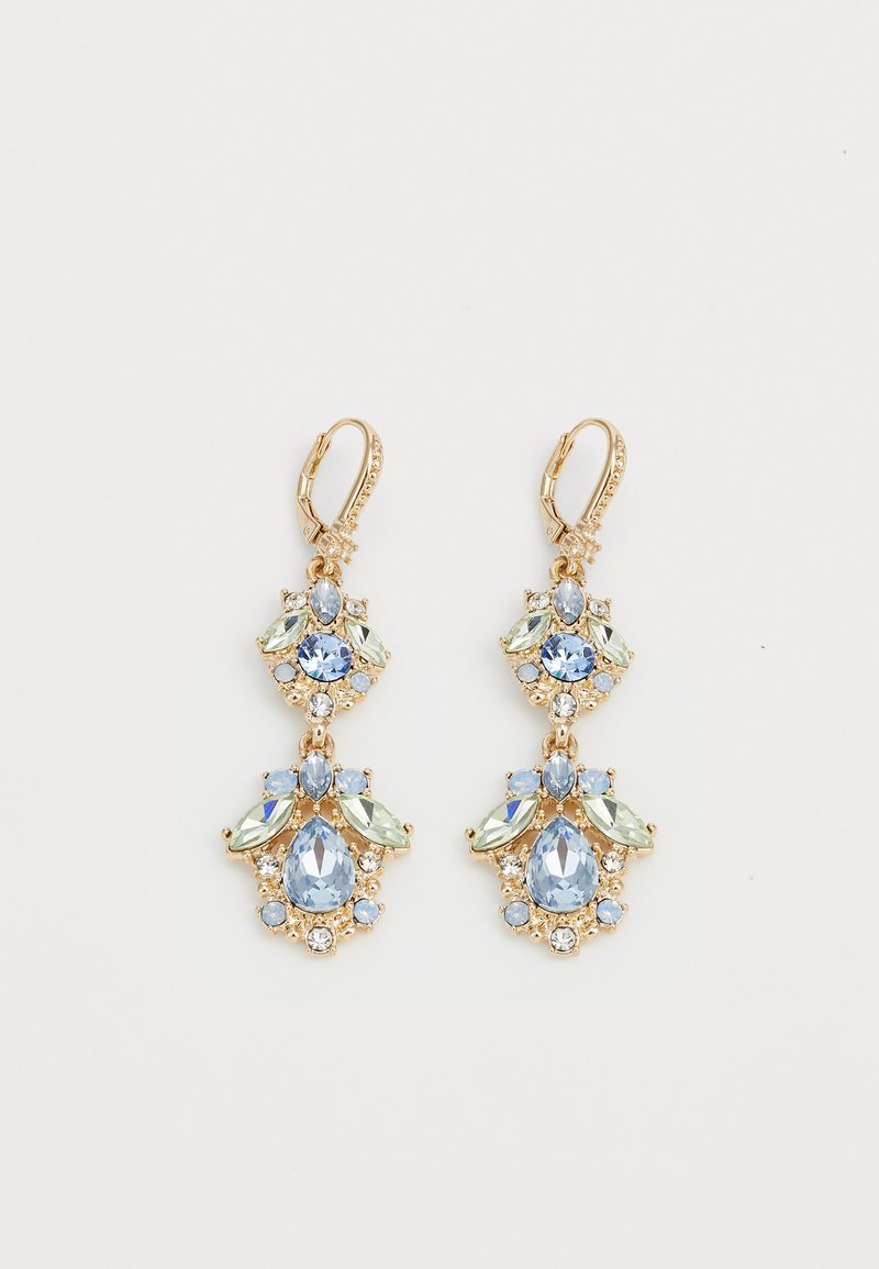 Zlatne viseće naušnice sa rasporedom plavih i zelenih dragulja različitih oblika, akcentuirane malim prozirnim kamenčićima.