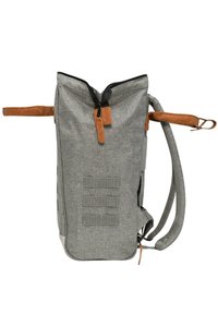 Grau gefärbter Stoffrucksack mit braunen Lederelementen, Reißverschlussverschluss, verstellbaren Trägern und seitlichem Netzfach. Verfügt über drei horizontale Webbandstreifen.