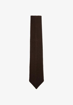 Cravate tricotée marron foncé avec un motif texturé et une extrémité pointue, présentée sur fond blanc.
