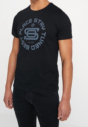 Schwarzes Baumwoll-T-Shirt mit Rundhalsausschnitt und kurzen Ärmeln, verziert mit einem runden Grafikdruck in Dunkelgrau.