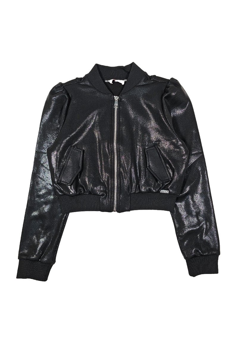 Giacca bomber nera corta realizzata in materiale lucido, con maniche lunghe, polsini a costina, due tasche frontali e chiusura frontale con zip.