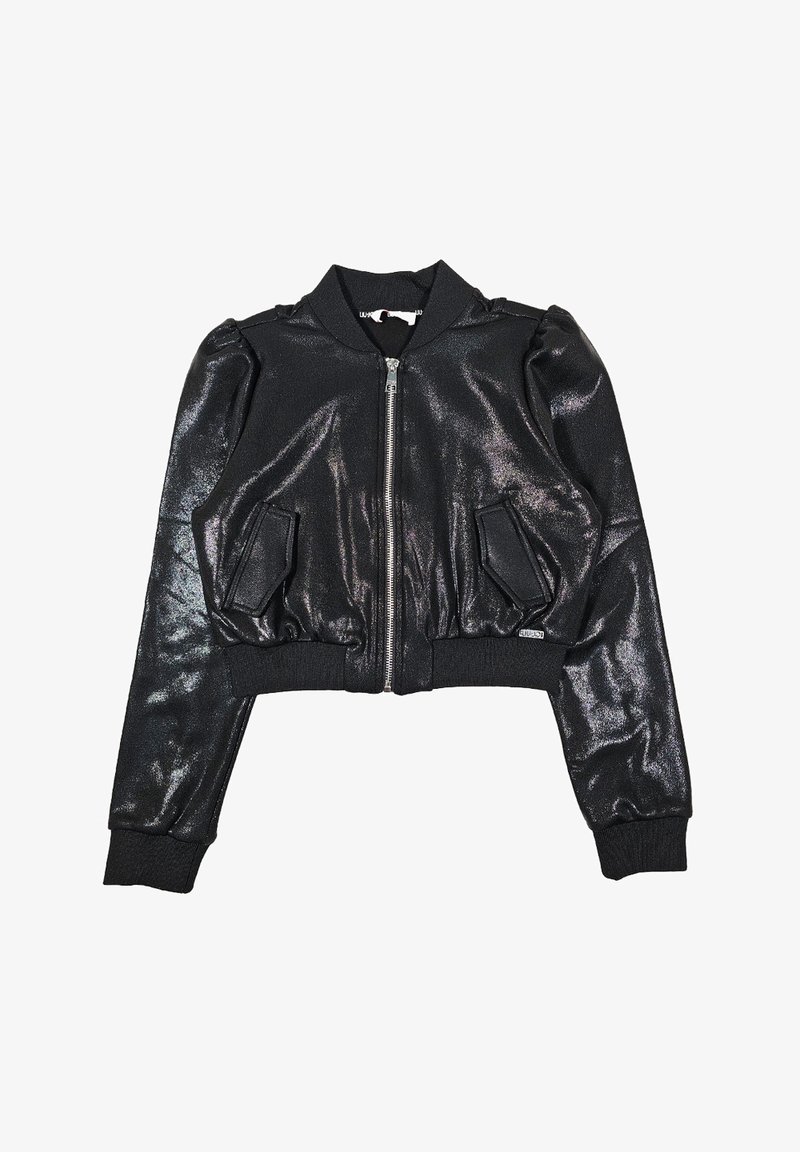 Giacca bomber nera corta realizzata in materiale lucido, con maniche lunghe, polsini a costina, due tasche frontali e chiusura frontale con zip.