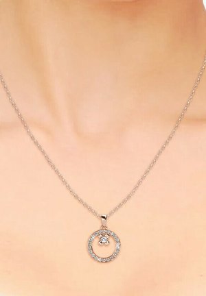 Collana in argento con pendente circolare decorato con cristalli trasparenti, che mette in risalto un gioiello centrale e un design circolare.