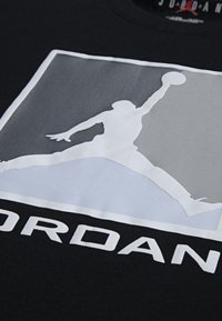 Jordan JDB ESS TEE - Trükipildiga T-särk - black