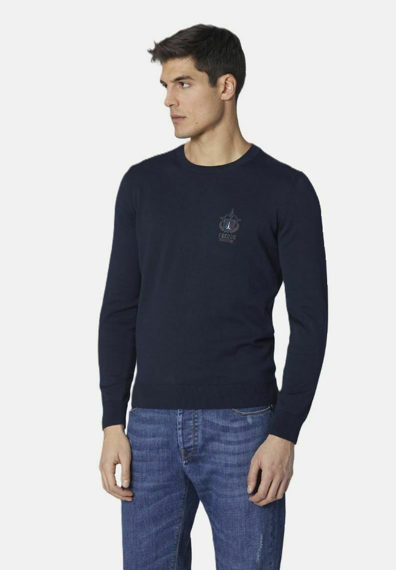 Maglione a maglia blu navy con maniche lunghe e scollatura a girocollo. Presenta un piccolo design ricamato sul petto e un orlo a coste.
