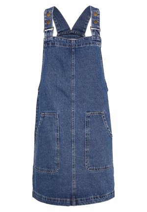 Niebieska sukienka ogrodniczka z denimu z przednimi kieszeniami i regulowanymi ramiączkami na metalowe guziki, prezentowana na białym tle.