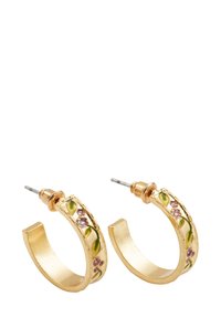 Auksinės spalvos žiedinės auskarai su gėlių emalio raštais, žaliais lapais ir violetinėmis gėlėmis, standartinis užsegimas, kad būtų saugiai nešiojami.