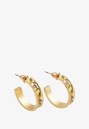 Auksinės spalvos žiedinės auskarai su gėlių emalio raštais, žaliais lapais ir violetinėmis gėlėmis, standartinis užsegimas, kad būtų saugiai nešiojami.