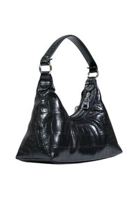 Bolso de mano de cuero negro con un patrón de cocodrilo texturizado, forma triangular, correa simple y herrajes plateados, con cierre de cremallera.