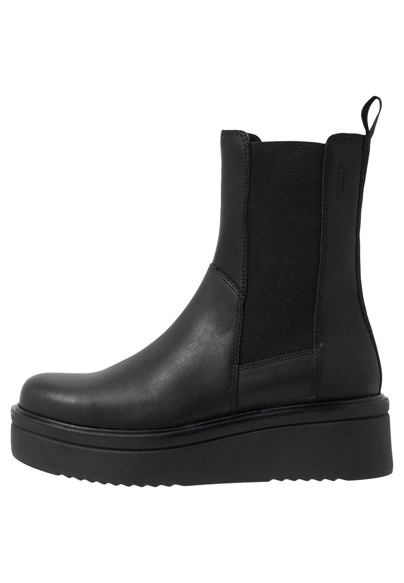 Botine negre, realizate din piele netedă, cu panouri elastice pe laterale și o talpă groasă, robustă. Prezintă o buclă pentru o îmbrăcare ușoară.