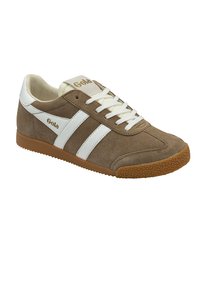 Bruna mocka sneakers med vita sidränder och snören, med en texturerad gummisula och en guldfärgad logotyp på tungan.