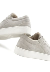 Graue Wildledersneakers mit weißen Gummisohlen. Weiche Fellinnenausstattung, niedrig geschnittenes Design und dezente Nähte. Abgerundete Zehenpartie und strukturierte Sohle.