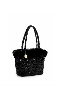 Sort paillet-tote-taske med flettet håndtag og pelskant, med et dekorativt metalmærke. Den teksturerede overflade tilføjer visuel interesse.