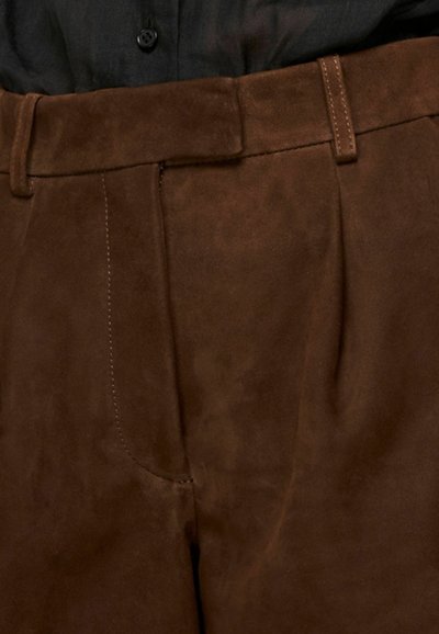 Pantaloni din suede maro cu o textură netedă, având un față plată, bucle pentru curea și detalii de cusătură subtile.