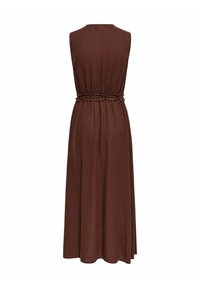 Robe midi marron sans manches avec taille élastique froncée et jupe légèrement évasée, vue de dos sur fond blanc.