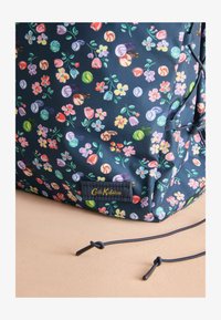 Sélectionné, navy marble