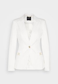 Blazer blanco hecho de tela suave con un diseño ajustado, que presenta un único botón dorado y acentos decorativos dorados en los bolsillos.