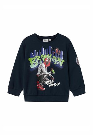 Marineblauer Sweatshirt mit langen Ärmeln, das ein Grafikdesign von Spider-Man vor einer Stadtlandschaft zeigt, hervorgehoben mit grüner Schrift, die "Brooklyn" liest.