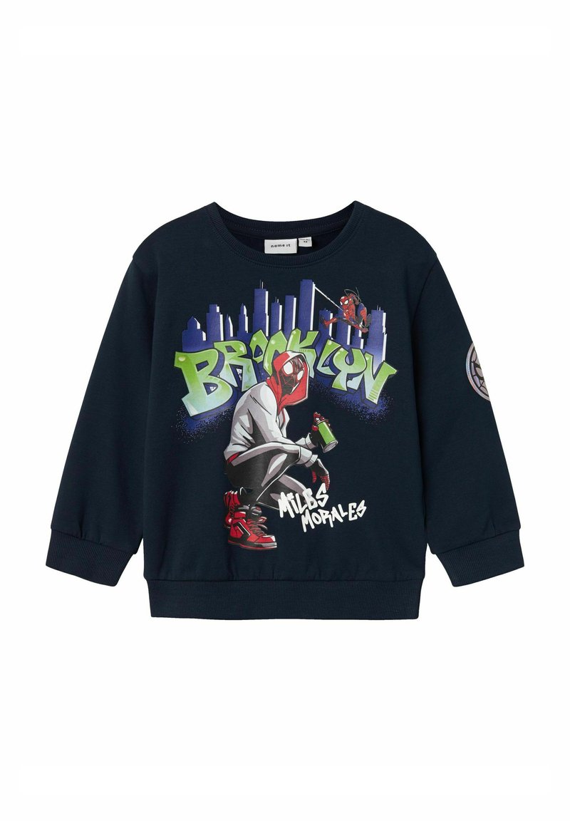 Marineblauw sweatshirt met lange mouwen, met een afbeelding van Spider-Man in een stadslandschap, benadrukt met groene tekst die "Brooklyn" zegt.