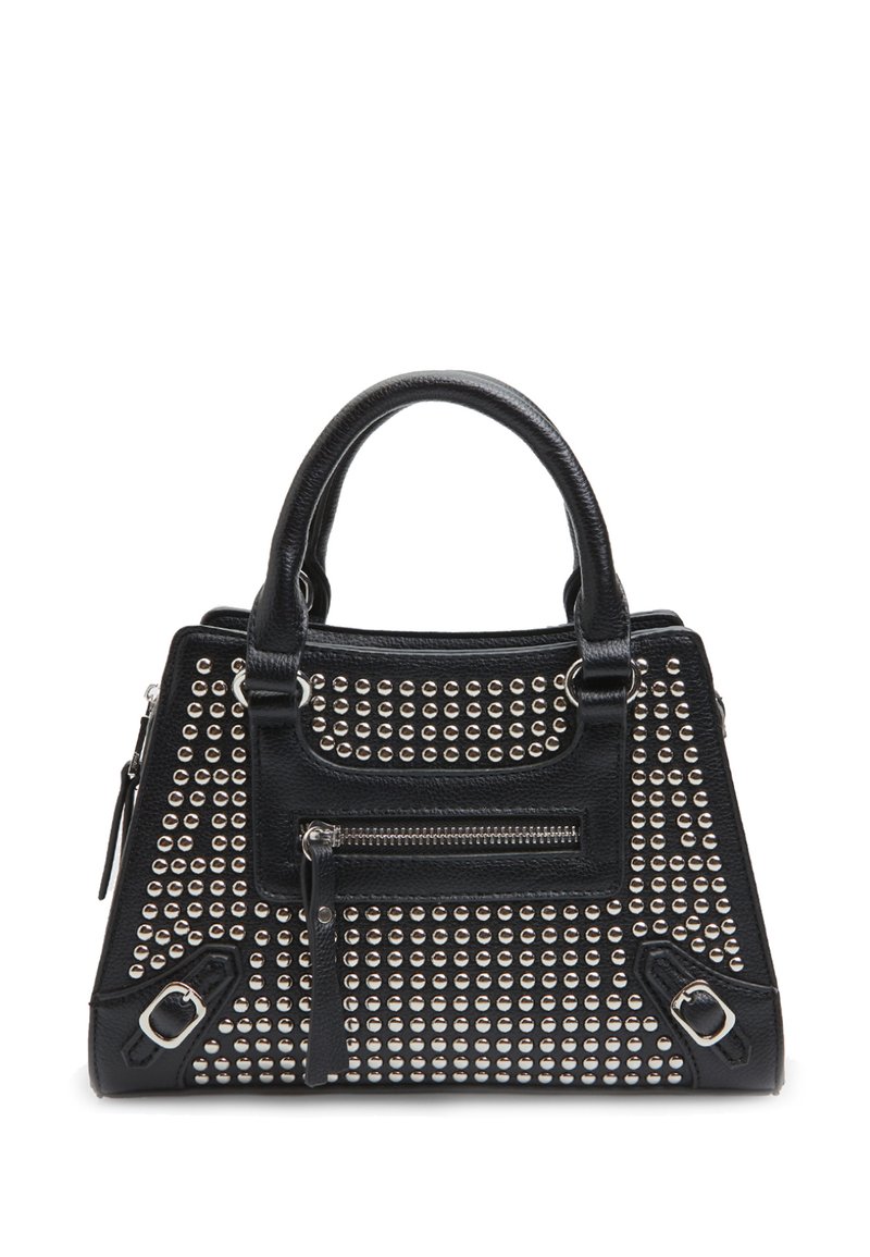 Bolso de mano de cuero negro con tachuelas plateadas, bolsillo con cremallera y asas dobles. Presenta un diseño estructurado y acentos de metal.