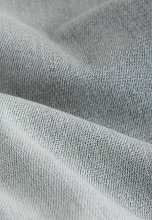 Tela gris claro que muestra una superficie suave y texturizada con un sutil patrón de tejido. El material parece liso y flexible, ideal para la ropa.