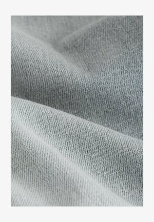 Hele halli kangas, mis näitab pehmet, tekstuurset pinda koos peene kudumise mustriga. Materjal tundub sile ja paindlik, ideaalne rõivaste jaoks.