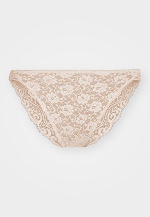 Lace bikini slips in nude kleur, voorzien van bloemmotieven, golvende randen en een zachte textuur, ontworpen voor een comfortabele pasvorm.