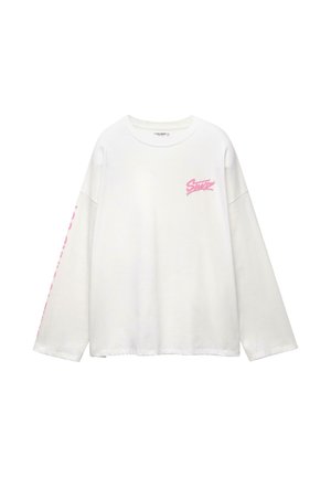 Weißes langärmliges T-Shirt mit Rundhalsausschnitt. Mit einem pinken Grafiklogo auf der linken Brust und pinkem Text entlang des rechten Ärmels. Weicher Stoff.