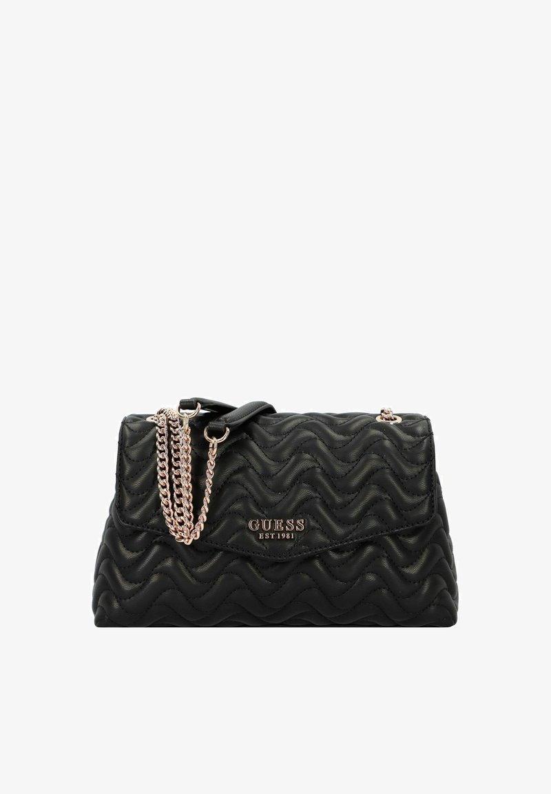 Bolso de mano negro acolchado con una textura ondulada, correa de cadena dorada desmontable y un logotipo en la parte frontal. Acabado suave, forma rectangular compacta.