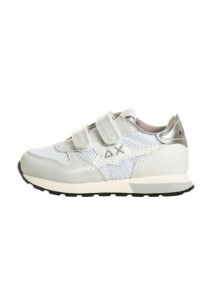 Scarpa da ginnastica bianca per bambini con due cinturini in velcro, dettagli in mesh e pelle, e suola nera su sfondo bianco.