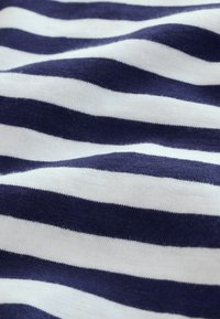 Tissu rayé bleu marine et blanc avec des lignes horizontales ; texture douce ; les rayures espacées uniformément créent un motif rythmique à la surface.