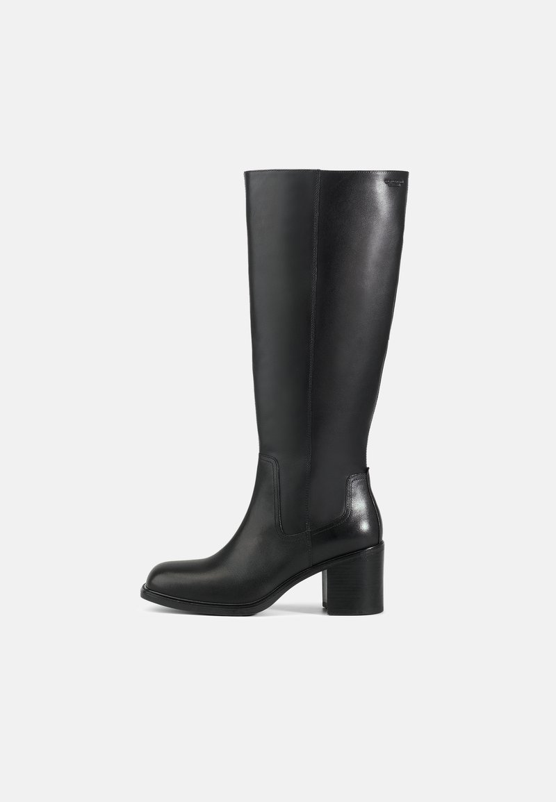 Botas de cuero negro hasta la rodilla con una textura suave, punta redonda y tacón cuadrado. Presentan paneles laterales cosidos y un diseño elegante.