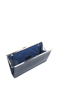 Mörkblått faux läder clutchväska med en silvermetallram, kedjehandtag och blått tyginredning. Har en enda innerficka.