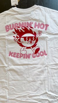 Valge puuvillane T-särk, millel on graafika tegelasest punaste leegidega, päikeseprillides, all tekst "BURNIN' HOT KEEPIN' COOL".