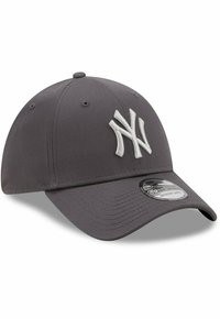 Graues Baseballcap mit weißem gesticktem NY-Logo, gebogenem Schirm und Belüftungslöchern. Das Material wirkt glatt und hat ein strukturiertes Design.