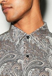 Next REGULAR FIT  - Ametlik pluus - black gold paisley
