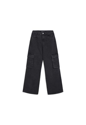 Pantalons cargo en denim noir avec jambes larges, équipés de deux poches latérales, d'un devant plat et d'un motif texturé léger sur le tissu.