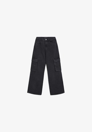 Pantaloni cargo in denim nero con gambe larghe, dotati di due tasche laterali, una parte anteriore piatta e un leggero motivo testurizzato su tutto il tessuto.