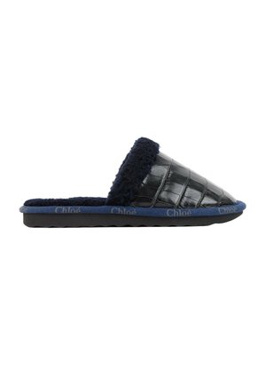 Chausson en cuir noir à texture crocodile, doublure polaire bleu marine et bordure de semelle, marqué "Chloé" sur le bord de la semelle.