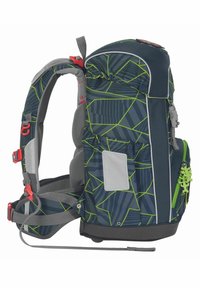 Rucksack mit einem geometrischen Muster in Dunkelblau und Grün, grauen Akzenten, verstellbaren gepolsterten Riemen, seitlicher Netztasche und reflektierenden Details.